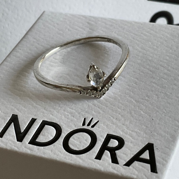 Pandora wishbone tiara ring - 7.5 size - Picture 4 of 8